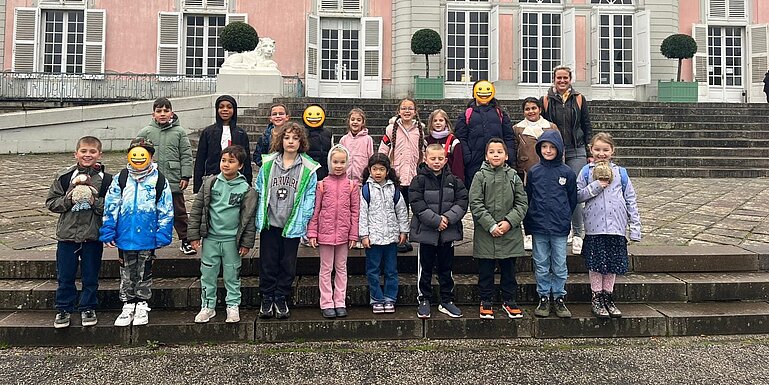 Klasse 2b vor dem Schloss